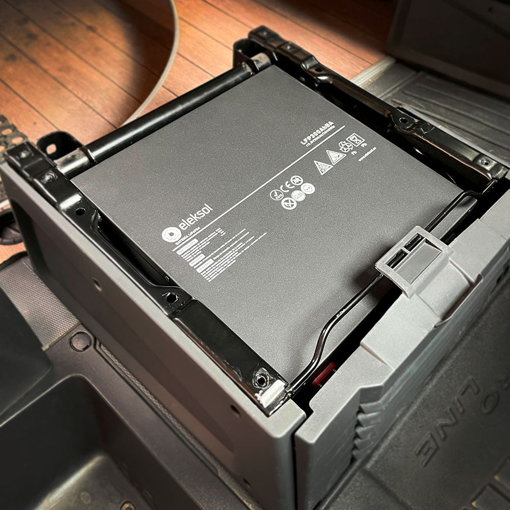 Batería de Litio LiFePO4 Bajo Asiento Eleksol 12,8V 300Ah Bluetooth y BMS V2