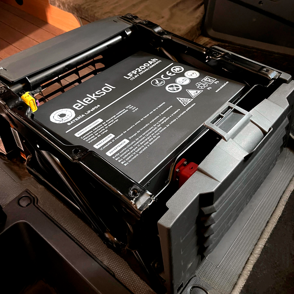 Batería de Litio LiFePO4 Bajo Asiento Eleksol 12,8V 200Ah Bluetooth y BMS V2