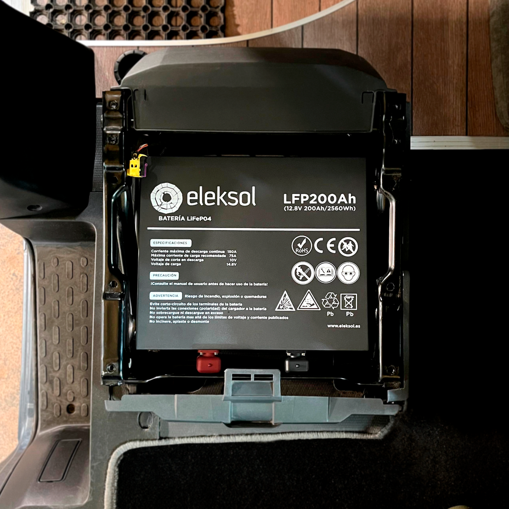 Batería de Litio LiFePO4 Bajo Asiento Eleksol 12,8V 200Ah Bluetooth y BMS V2
